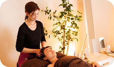 技術研修で施術の方法をレクチャー